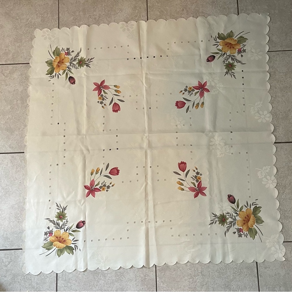 Floral Tablecloth with Scalloped Edges